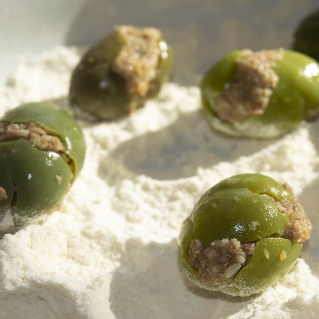 olive-ascolane-artigianali-DOP-del-piceno-delle-marche-impanatura-a-mano