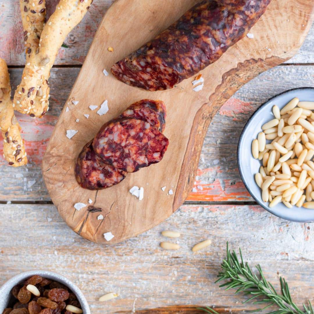salame-di-fegato-stagionato-con-uvetta-e-pinoli-di-suino-marchigiano-lavorato-a-mano