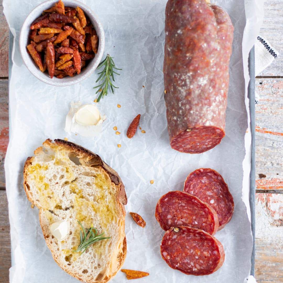 salame-piccante-stagionato-di-suino-delle-marche-artigianale-legato-a-mano